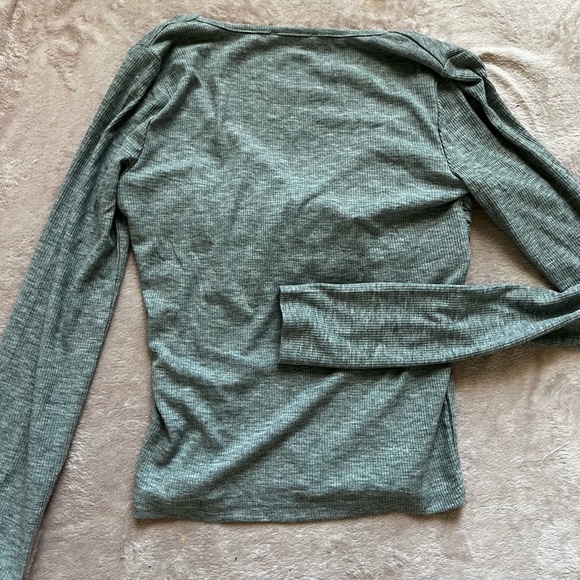 Long sleeve gray top🩶 - Picture 2 of 3